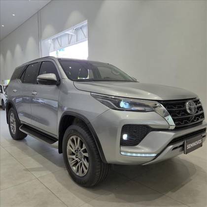 TOYOTA HILUX SW4 2.8 D-4D TURBO DIESEL SRX 7L 4X4 AUTOMÁTICO